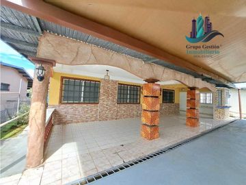 VENDO CASA EN VIA PRINCIPAL LOS ALGARROBOS