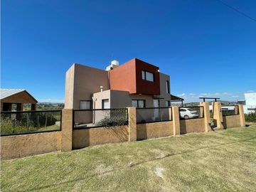 VENTA CASA SANTA CRUZ DEL LAGO CARLOS PAZ 4 DOR PISCINA