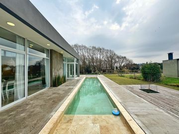 Venta de casa estilo minimalista en Barrio Privado Arenas del Sur