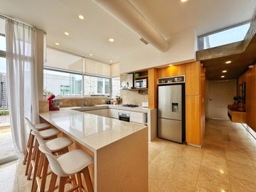 Venta de casa estilo minimalista en Barrio Privado Arenas del Sur