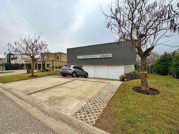 Venta de casa estilo minimalista en Barrio Privado Arenas del Sur