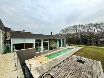Venta de casa estilo minimalista en Barrio Privado Arenas del Sur