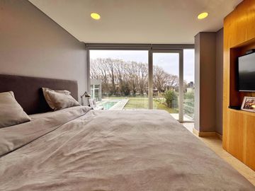 Venta de casa estilo minimalista en Barrio Privado Arenas del Sur