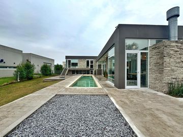 Venta de casa estilo minimalista en Barrio Privado Arenas del Sur