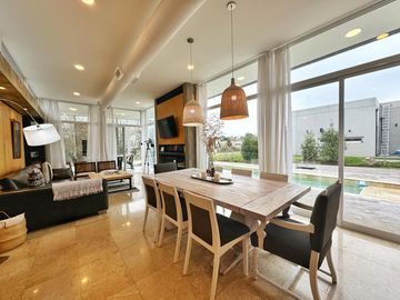 Venta de casa estilo minimalista en Barrio Privado Arenas del Sur