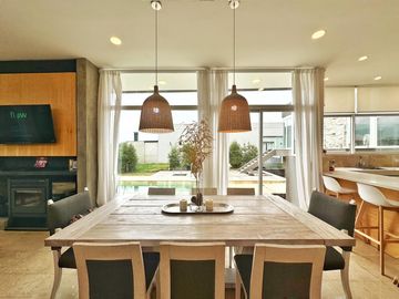 Venta de casa estilo minimalista en Barrio Privado Arenas del Sur