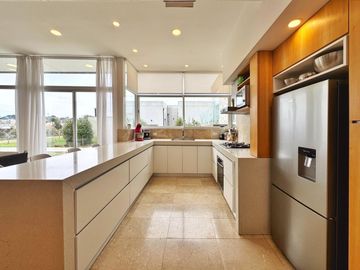 Venta de casa estilo minimalista en Barrio Privado Arenas del Sur