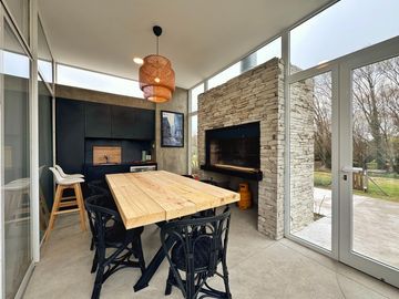 Venta de casa estilo minimalista en Barrio Privado Arenas del Sur