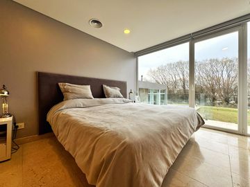 Venta de casa estilo minimalista en Barrio Privado Arenas del Sur