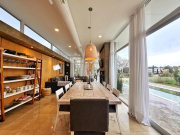 Venta de casa estilo minimalista en Barrio Privado Arenas del Sur