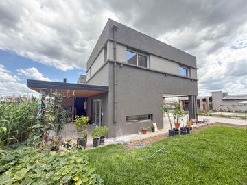 Casa 2 dormitorios en Condominio - Tierra de sueños 3, Roldan