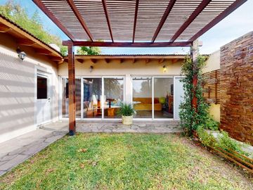 Casa en venta - 4 dormitorios  4 baños - Pileta - 658 m2 - City Bell