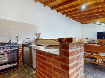 Casa en venta - 4 dormitorios  4 baños - Pileta - 658 m2 - City Bell
