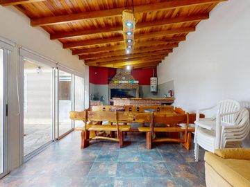 Casa en venta - 4 dormitorios  4 baños - Pileta - 658 m2 - City Bell