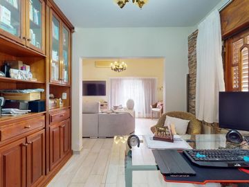 Casa en venta - 4 dormitorios  4 baños - Pileta - 658 m2 - City Bell