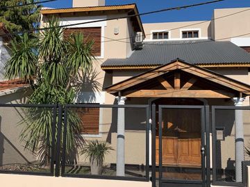 Casa en venta - 4 dormitorios  4 baños - Pileta - 658 m2 - City Bell