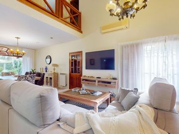 Casa en venta - 4 dormitorios  4 baños - Pileta - 658 m2 - City Bell