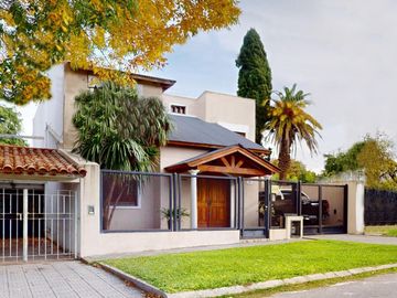 Casa en venta - 4 dormitorios  4 baños - Pileta - 658 m2 - City Bell