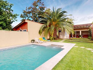 Casa en venta - 4 dormitorios  4 baños - Pileta - 658 m2 - City Bell