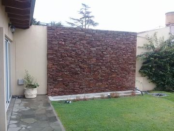 Casa en venta - 4 dormitorios  4 baños - Pileta - 658 m2 - City Bell