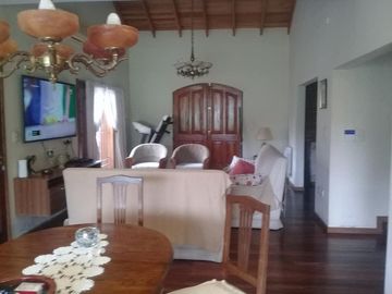 Casa en venta - 4 dormitorios  4 baños - Pileta - 658 m2 - City Bell