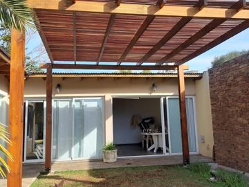 Casa en venta - 4 dormitorios  4 baños - Pileta - 658 m2 - City Bell