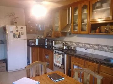 Casa en venta - 4 dormitorios  4 baños - Pileta - 658 m2 - City Bell