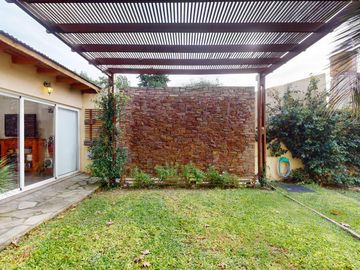 Casa en venta - 4 dormitorios  4 baños - Pileta - 658 m2 - City Bell