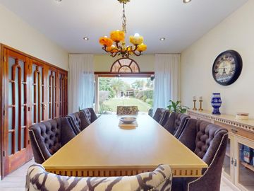 Casa en venta - 4 dormitorios  4 baños - Pileta - 658 m2 - City Bell