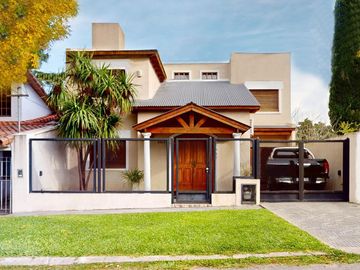 Casa en venta - 4 dormitorios  4 baños - Pileta - 658 m2 - City Bell