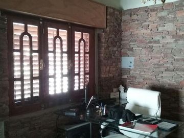 Casa en venta - 4 dormitorios  4 baños - Pileta - 658 m2 - City Bell