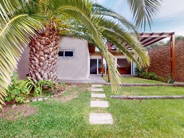 Casa en venta - 4 dormitorios  4 baños - Pileta - 658 m2 - City Bell