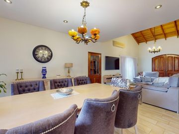 Casa en venta - 4 dormitorios  4 baños - Pileta - 658 m2 - City Bell