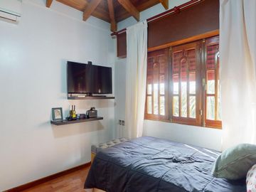 Casa en venta - 4 dormitorios  4 baños - Pileta - 658 m2 - City Bell
