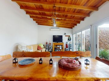 Casa en venta - 4 dormitorios  4 baños - Pileta - 658 m2 - City Bell