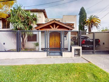 Casa en venta - 4 dormitorios  4 baños - Pileta - 658 m2 - City Bell