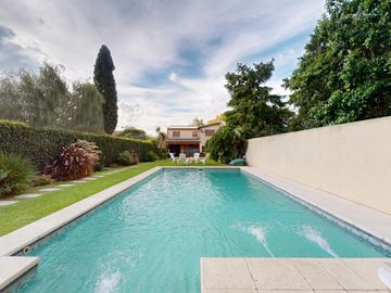 Casa en venta - 4 dormitorios  4 baños - Pileta - 658 m2 - City Bell