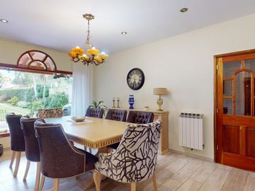 Casa en venta - 4 dormitorios  4 baños - Pileta - 658 m2 - City Bell