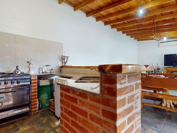 Casa en venta - 4 dormitorios  4 baños - Pileta - 658 m2 - City Bell