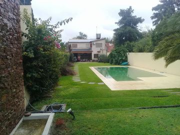 Casa en venta - 4 dormitorios  4 baños - Pileta - 658 m2 - City Bell
