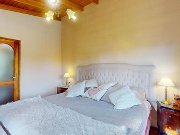 Casa en venta - 4 dormitorios  4 baños - Pileta - 658 m2 - City Bell