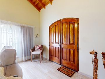 Casa en venta - 4 dormitorios  4 baños - Pileta - 658 m2 - City Bell