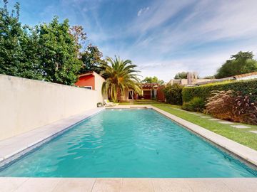 Casa en venta - 4 dormitorios  4 baños - Pileta - 658 m2 - City Bell