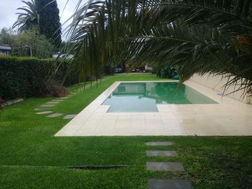 Casa en venta - 4 dormitorios  4 baños - Pileta - 658 m2 - City Bell