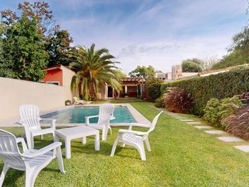 Casa en venta - 4 dormitorios  4 baños - Pileta - 658 m2 - City Bell