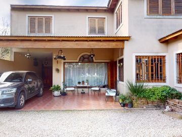Casa en venta - 4 dormitorios  4 baños - Pileta - 658 m2 - City Bell