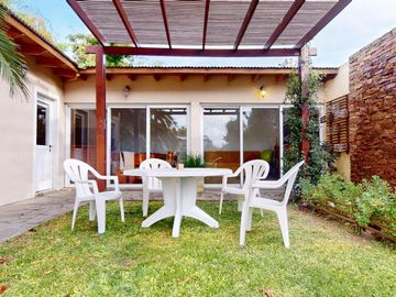 Casa en venta - 4 dormitorios  4 baños - Pileta - 658 m2 - City Bell
