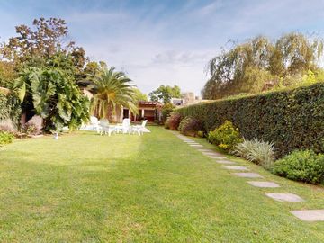 Casa en venta - 4 dormitorios  4 baños - Pileta - 658 m2 - City Bell