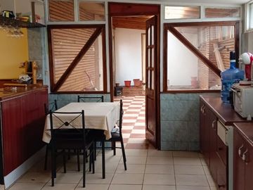 GRAN CASA DE UN PISO A DOS CUADRAS DEL TRONCAL URBANO