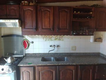 Casa en venta - 3 Dormitorios 2 Baños - 283Mts2 - La Plata [FINANCIADO]